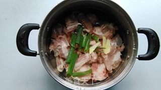 番茄排骨汤的做法步骤:2