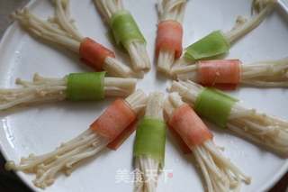 五彩金针菇卷的做法步骤:5