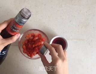 草莓夏洛特的做法步骤:13