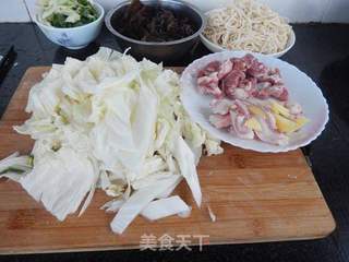 三鲜砂锅焖面的做法步骤:2