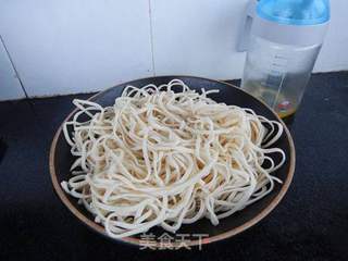三鲜砂锅焖面的做法步骤:5