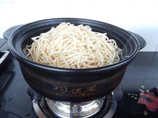 三鲜砂锅焖面的做法步骤:7