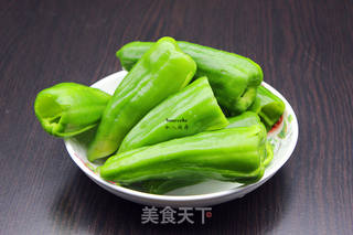 腊八豆焖虎皮尖椒的做法步骤:2