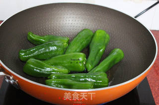 腊八豆焖虎皮尖椒的做法步骤:3