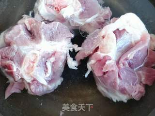 羊肉猪骨汤的做法步骤:2