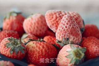 白巧草莓奶昔是爱情啊的做法步骤:2