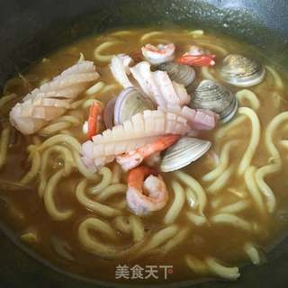咖喱海鲜乌冬面的做法步骤:17