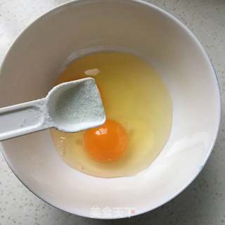 鸡蛋炒洋葱的做法步骤:2
