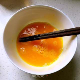 鸡蛋炒洋葱的做法步骤:3