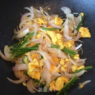 鸡蛋炒洋葱的做法步骤:12