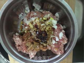 青椒猪肉生煎包的做法步骤:2