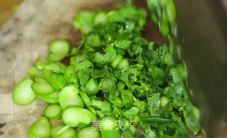 潮音潮人:肉饼芥兰饭的做法步骤:2