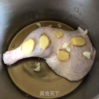 蜜汁烤全腿便当的做法步骤:2