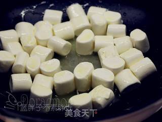 抹茶蔓越莓黄桃牛轧糖的做法步骤:5