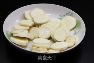酥脆零食,五香炸薯片的做法步骤:2