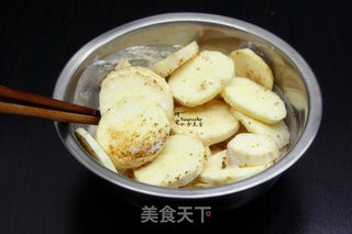 酥脆零食,五香炸薯片的做法步骤:4