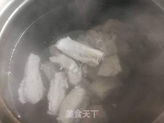 竹荪枸杞排骨汤的做法步骤:5
