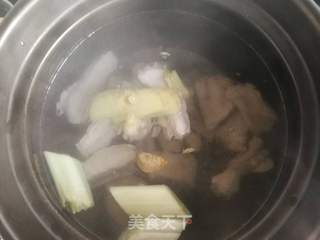 竹荪枸杞排骨汤的做法步骤:6
