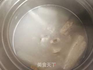 竹荪枸杞排骨汤的做法步骤:11