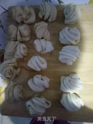 自制花卷的做法步骤：4