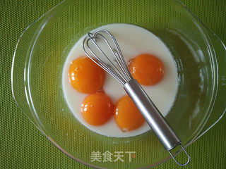 草莓奶油蛋糕卷的做法步骤:2