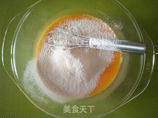 草莓奶油蛋糕卷的做法步骤:4