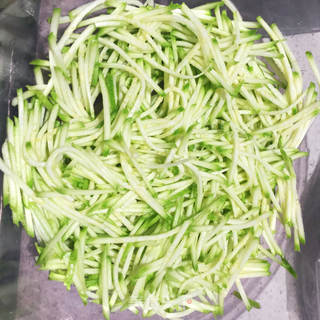西葫芦鸡蛋水饺——肚子鼓鼓的大肚水饺看着都喜庆儿的做法步骤:3