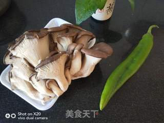 鲜蘑炒肉的做法步骤：1