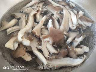 鲜蘑炒肉的做法步骤：3