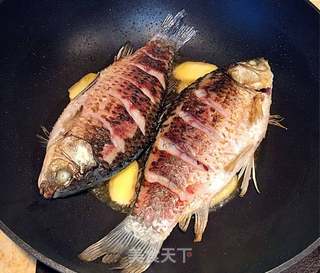 鲫鱼豆腐菌菇汤的做法步骤:2