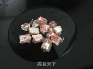 鱿鱼干萝卜排骨汤的做法步骤:2
