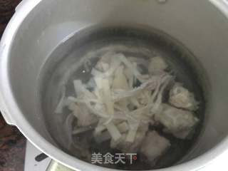 鱿鱼干萝卜排骨汤的做法步骤:4