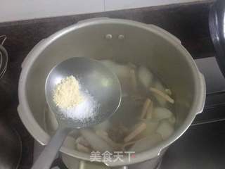 鱿鱼干萝卜排骨汤的做法步骤:7