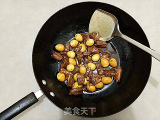 鹌鹑蛋烧排骨的做法步骤:9