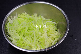 鲜掉眉毛的鱼肉萝卜汤的做法步骤:2