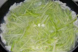 鲜掉眉毛的鱼肉萝卜汤的做法步骤:5
