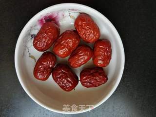 红枣莲子黄金粥的做法步骤:2