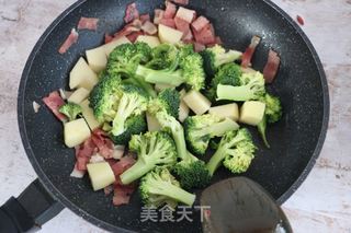 西蓝花土豆培根浓汤的做法步骤：7