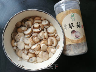 草菇烧肉的做法步骤:2