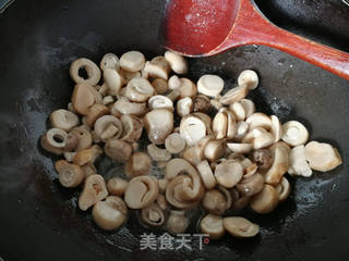 草菇烧肉的做法步骤:5