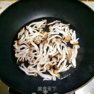 蘑菇拌油菜的做法步骤:2