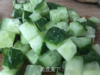 青瓜腊肠炒饭的做法步骤:2