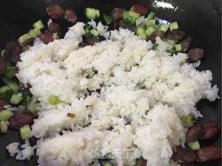 青瓜腊肠炒饭的做法步骤:7
