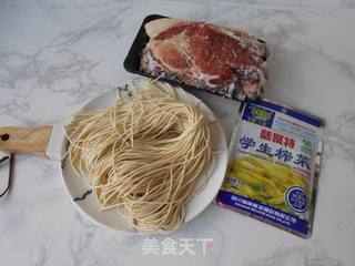 榨菜肉丝炒面的做法步骤：1