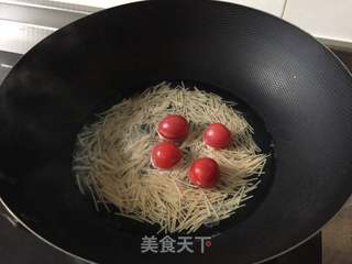 番茄蛋黄面条(6~12个月宝宝辅食)的做法步骤:4
