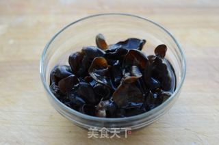 木耳鲜蔬沙拉的做法步骤:3