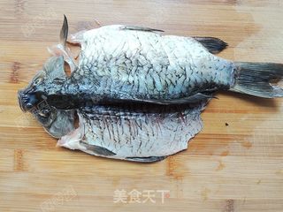 孜然烤鲫鱼的做法步骤:2