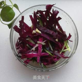 紫甘蓝拌黄瓜的做法步骤:7
