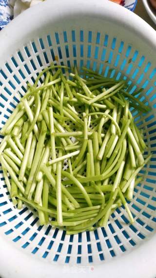 藜蒿炒腊肉的做法步骤：1