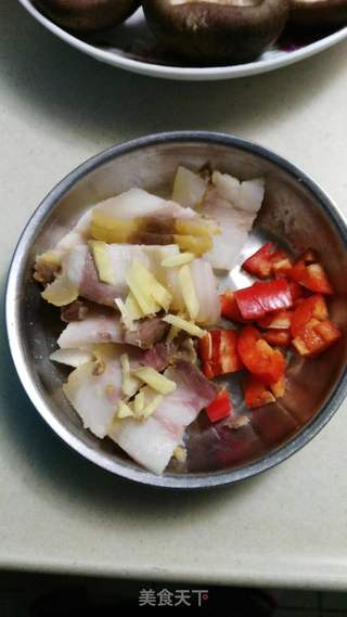 藜蒿炒腊肉的做法步骤:2